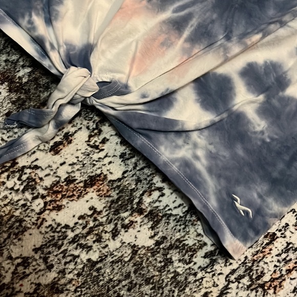 Hollister Crop - Picture 2 of 3